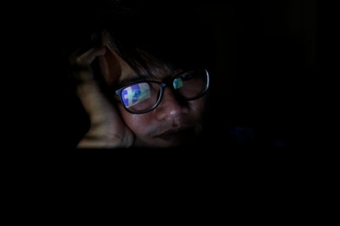 Ilustrasi menguntit media sosial. Foto: Abil Achmad Akbar/kumparan