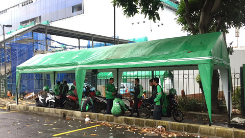 Suasana di Shelter ojol Stasiun MRT Lebak Bulus. Foto: Andesta Herli Wijaya/ kumparan