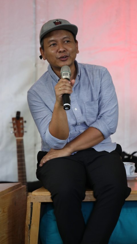 Vokalis grup musik Efek Rumah Kaca, Cholil Mahmud saat berkunjung ke kantor kumparan, Senin (24/2). Foto: Faisal Rahman/kumparan