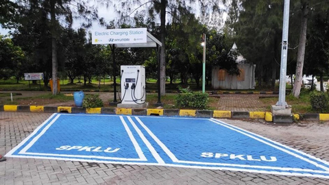 Jasa Marga siapkan fasilitas SPKLU (Stasiun Pengisian Kendaraan Listrik Umum) di Rest Area Tol Trans Jawa. Foto: Jasa Marga