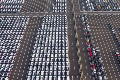 Suasana anrean mobil-mobil yang akan diekspor di Terminal Kendaraan Pelabuhan Patimban, Subang, Jawa Barat, Selasa (29/3/2022). Foto: ANTARA FOTO/M Ibnu Chazar