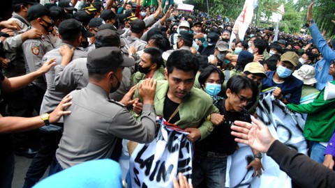 Sejumlah mahasiswa yang tergabung dalam Badan Eksekutif Mahasiswa (BEM) Bogor Raya terlibat aksi saling dorong dengan personel kepolisian di depan Istana Kepresidenan, Bogor, Jawa Barat, Jumat (8/4/2022). Foto: Arif Firmansyah/ANTARA FOTO