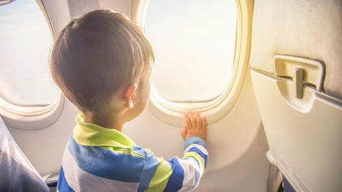 Ilustrasi anak di pesawat. Foto: Shutterstock