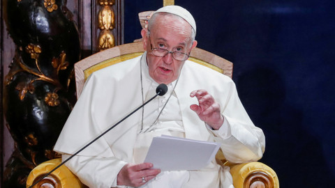 Paus Fransiskus berbicara di "Ruang Duta Besar" Istana Grand Master di Valletta, Malta, Sabtu (2/4/2022). Foto: Remo Casilli/REUTERS