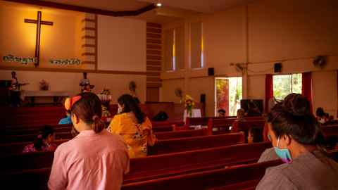 Ilustrasi berdoa di gereja. Foto: Shutterstock