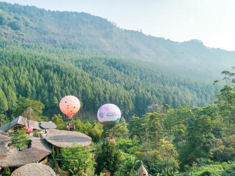 Beragam wahana di The Lodge Maribaya. Foto: Briliant_Dika/Shutterstock