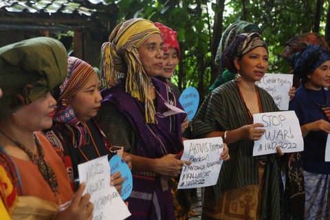 Departemen Pemberdayaan Perempuan dan Kesetaraan Gender Ikatan Alumni UIN Syarif Hidayatullah (IKALUIN) Jakarta dan Jaringan Aktivis Perempuan memperingati Hari Perempuan Internasional dengan berkain atau memakai wastra. Foto: Dok. Istimewa