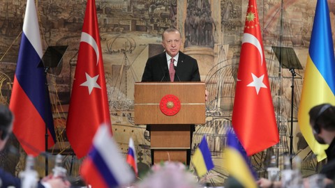 Presiden Turki Tayyip Erdogan berbicara kepada negosiator Rusia dan Ukraina sebelum pembicaraan tatap muka mereka di Istanbul, Turki, Selasa (29/3/2022). Foto: Layanan Pers Kepresidenan Ukraina/Handout via REUTERS