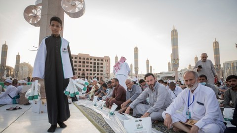 Suasana buka puasa hari pertama Ramadan di Masjid Nabawi, Madinah, Arab Saudi, Sabtu (2/4/2022). Foto: wmn.gov.sa