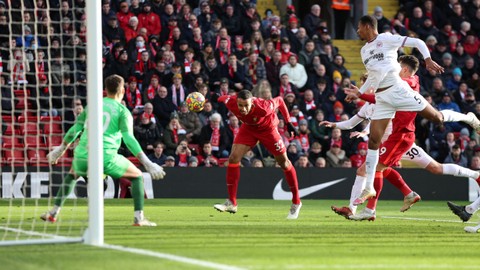 Pemain Liverpool Joel Matip melakukan tendangan melebar saat hadapi Brentford, di Stadion Anfield, Liverpool, Inggris, Minggu (16/1/2022). Foto: Phil Noble/REUTERS