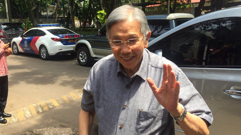 Kwik Kian Gie, saat sambangi rumah Sandiaga Uno. Foto: Moh Fajri/kumparan