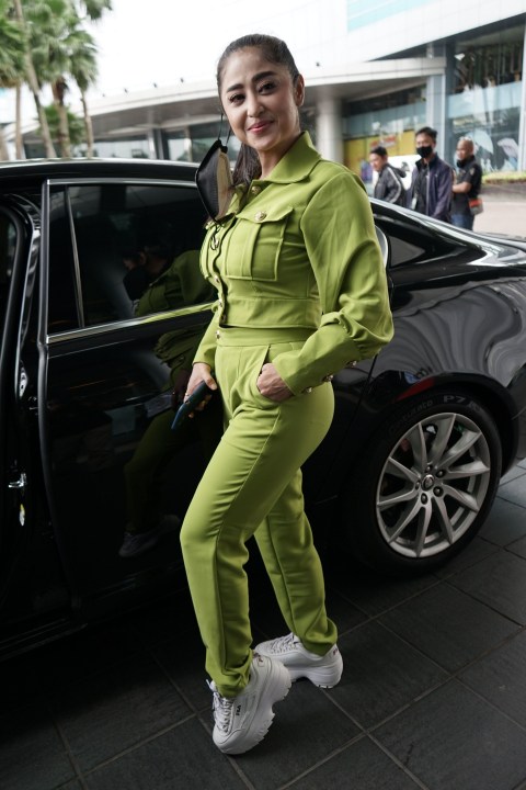 Penyanyi dangdut Dewi Perssik saat ditemui di kawasan Tendean, Jakarta, Senin, (25/1).    Foto: Ronny