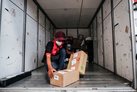 Pickers atau pengambil barang menyiapkan produk pesanan konsumen di Gudang siCepat Kemayoran. Foto: Jamal Ramadhan/kumparan