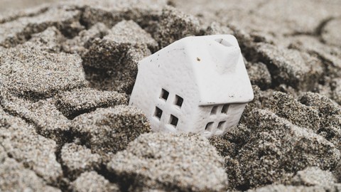 Ilustrasi kerusakan akibat gempa bumi. Foto: flyingv3/shutterstock