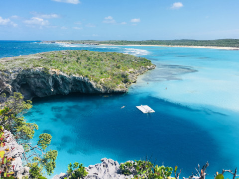 Dean’s Blue Hole, salah satu lubang misterius yang ada di dunia Foto: Shutter Stock