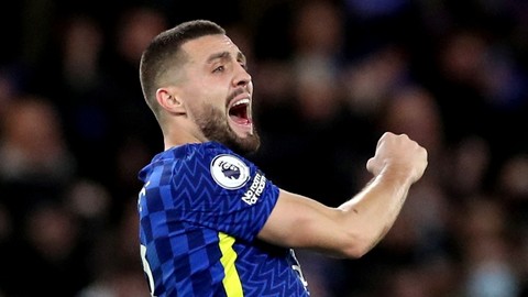 Pemain Chelsea Mateo Kovacic merayakan gol pertama mereka saat hadapi Liverpool di Stamford Bridge, London, Inggris, Minggu (2/1/2022). Foto: Action Images via Reuters/Peter Cziborra