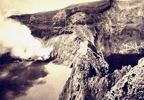Fakta Geologis Menarik Gunung Kelimutu (1)