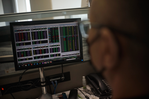 Karyawan mengamati pergerakan harga saham di Profindo Sekuritas, Jakarta, Senin (6/9). Foto: Iqbal Firdaus/kumparan