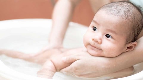 Mulai Usia Berapa Bayi Boleh Mandi Air Dingin Kumparan Com