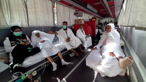 Jemaah haji Indonesia yang sakit menjalani safari wukuf di arafah, menggunakan bus. Foto: Media Center Haji/Anggoro