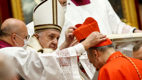 Seorang kardinal dilantik oleh Paus Francis, pada upacara konsistori, di Basilika Santo Petrus di Vatikan, Sabtu (28/11). Foto: Vatican Media/Handout via REUTERS