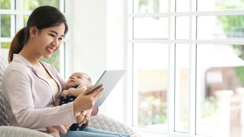 Ilustrasi ibu mengasuh anak sambil main gadget. Foto: Shutterstock