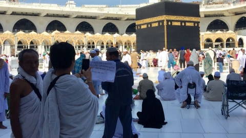 Tren Zaman Now Berdoa Di Depan Ka Bah Sambil Berfoto Kumparan Com