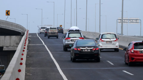 Sejumlah pengendara melintasi ruas jalan layang Tol Jakarta-Cikampek II arah Cikampek, di pintu masuk kawasan Cikunir, Bekasi, Jawa Barat, Sabtu (21/12/2019).  Foto: ANTARA FOTO/Risky Andrianto