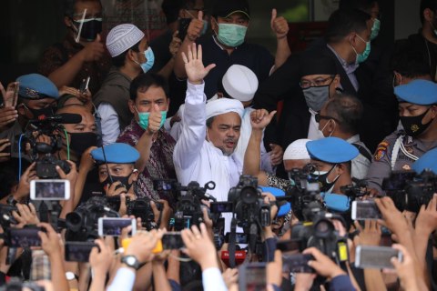 Habib Rizieq Syihab usai memberikan keterangan kepada wartawan di Polda Metro Jaya sebelum menjalani pemeriksaan, Sabtu (12/12). Foto: Aditia Noviansyah/kumparan