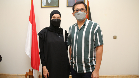 Artis Zaskia Mecca bersama suaminya Hanung Bramantyo saat ke Kedubes Palestina di Jakarta, Rabu, (19/5/2021). Foto: Ronny