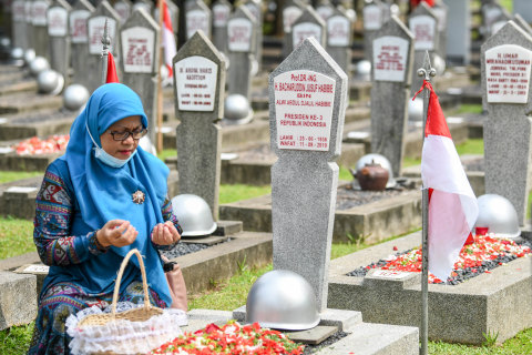 Seorang warga berdoa di depan pusara Presiden RI ke-3 B.J. Habibie saat Upacara Ziarah Nasional di Taman Makam Pahlawan Nasional Utama (TMPU) Kalibata, Jakarta, Selasa (10/11/2020). Foto: M RIsyal Hidayat/Antara Foto