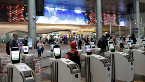 Gate imigrasi otomatis terminal T4 Bandara Changi. Foto: Thomas White/kumparan