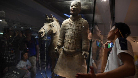 Pengunjung mengamati patung prajurit di Museum Prajurit Terakota di Xi'an, Shaanxi, China, Jumat (5/7). Foto: ANTARA FOTO/Zabur Karuru