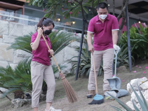 Jalin Kekompakan Lewat Kerja Bakti di favehotel Sidoarjo