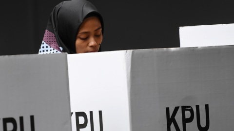 Warga menggunakan hak politiknya ketika mengikuti Pemungutan Suara Ulang (PSU) Pemilu 2019 di TPS 02, Pasar Baru, Jakarta, Sabtu (27/4). Foto: ANTARA FOTO/Wahyu Putro A