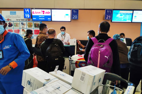Tim pemulangan KJRI Jeddah membantu PMI WNI. Foto: KJRI Jeddah