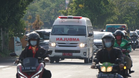 Ambulans menuju RSDC Wisma Atlet Kemayoran, Jakarta, Kamis (3/2/2022). Foto: Jamal Ramadhan/kumparan