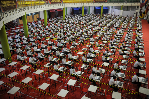 Peserta mengikuti tes seleksi Calon Pegawai negeri Sipil (CPNS) di GOR Arcamanik, Bandung, Jawa Barat, Senin (27/9).  Foto: Raisan Al Farisi/ANTARA FOTO