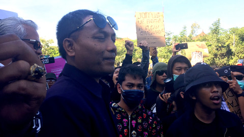 Wakil ketua DPRD sementara Bali, I Nyoman Subawa Korry (kedua kiri) saat menemui mahasiswa yang berunjuk rasa di depan kantor DPRD Bali, Senin (30/9/2019). Foto: Denita BR Matondang/kumparan