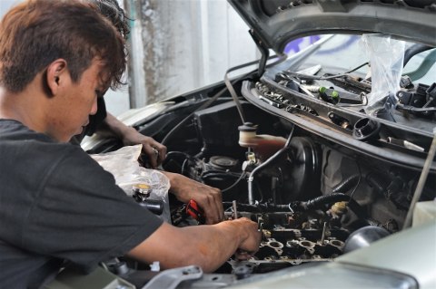 Ilustrasi pengerjaan mobil matik. Foto: Muhammad Ikbal/kumparan