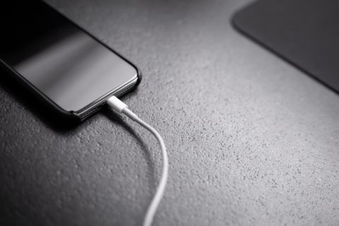 Ilustrasi ponsel yang di-charge. Foto: Unsplash/Andreas Haslinger