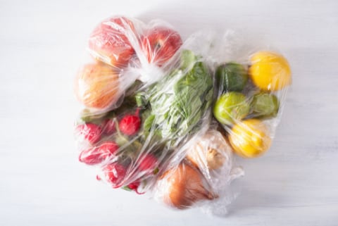 Ilustrasi Bahan makanan dan sayur di dalam plastik Foto: Shutterstock