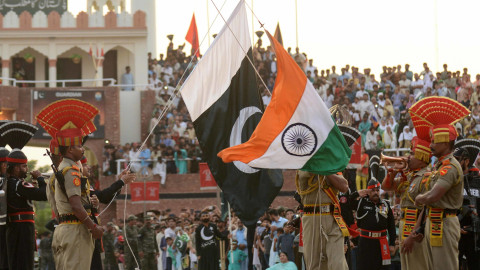 Personel Pasukan Keamanan Perbatasan India dan Pasukan Pakistan dalam upacara Pemukulan Beating di Kashmir, Kamis (15/8). Foto: Kashmir