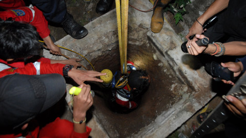 Ilustrasi evakuasi warga yang tercebur sumur Foto: Antara/Indrianto Eko Suwarso