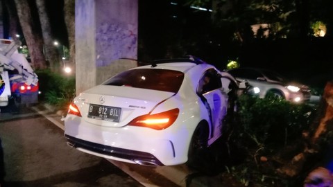 Mercedes-Benz Ringsek Akibat Kecelakaan Tunggal di Senayan, Tak Ada Korban Jiwa (1)
