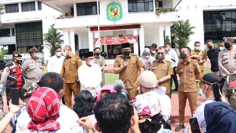 Bobby Nasution dan Edy Rahmayadi saat menemui pengunjuk rasa di Kantor Wali Kota Medan. Foto: Pemko Medan