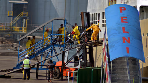 Pemudik motor menggunakan kapal Pelni. Foto: ANTARA FOTO/R. Rekotomo