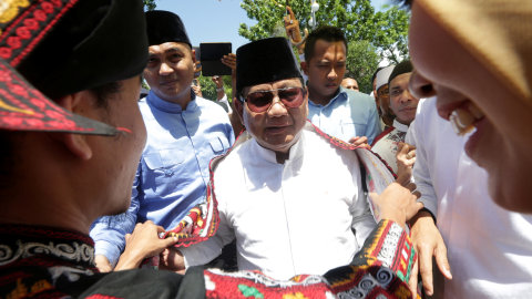 Prabowo Subianto disematkan kain ulen oleh penari guel saat tiba di posko BPN Prabowo-Sandi, Banda Aceh, Aceh, Jumat (3/5/2019). Foto: ANTARA FOTO/Irwansyah Putra
