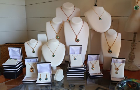 Liontin paua dapat disandingkan dengan perhiasan dari emas maupun perak, tergantung kebutuhan dan keinginan konsumen Foto: Helinsa Rasputri/kumparan