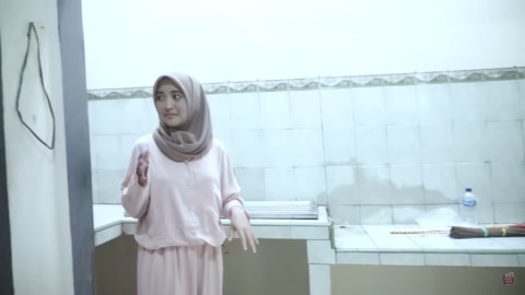 Melihat Rumah Unik Milik Arafah Rianti, Ada Pintu hingga Boneka yang Menggantung (12)